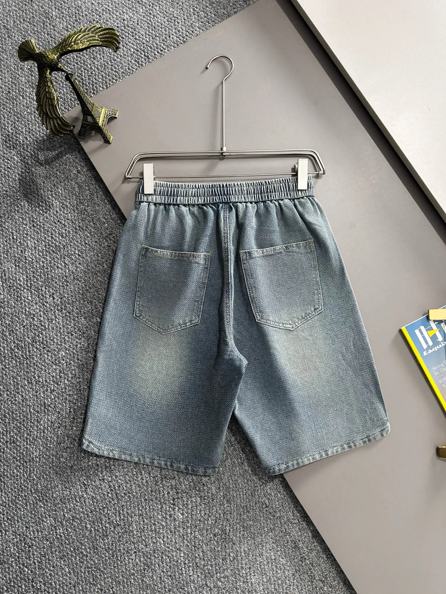 🅿️330 Stone Island 2025 summer new jeans denim shorts are woven from imported Japanese Denim plain cotton denim fabrics. They have three standards. The top stonewashing process makes the texture reach the old taste of the 1980s. It is soft, delicate, comfortable and breathable. The color has a modern and fashionable vicissitudes. The upper body is versatile and fashionable! Light luxury, a must-have item for daily commuting! Size: M-4XL (please state your height and weight when placing an order)